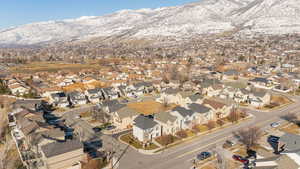 Bird's eye view featuring a residential view and a mountain view