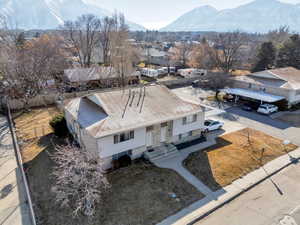 Birds eye view of property featuring a mountain view