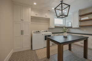 Washroom with recessed lighting, visible vents, an inviting chandelier, washer and dryer, and baseboards