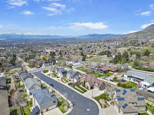 Bird's eye view featuring a residential view and a mountain view