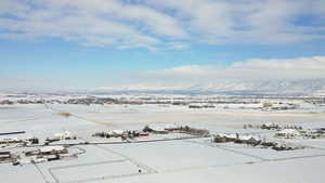 Snowy aerial view with a mountain view