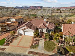 Birds eye view of property featuring a mountain view