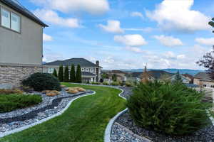 View of yard with a residential view and a mountain view