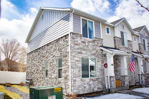 Darling End Unit townhome with Extra Windows and Side Yard