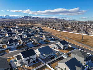 Bird's eye view featuring a residential view and a mountain view