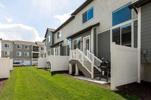 View of yard with a residential view