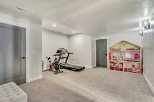 Exercise room with baseboards, visible vents, carpet flooring, and recessed lighting