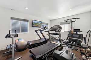 Exercise room featuring recessed lighting, visible vents, and baseboards