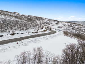 Snowy aerial view featuring a mountain view