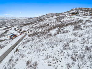 Snowy aerial view with a mountain view