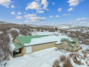 Snowy aerial view featuring a mountain view