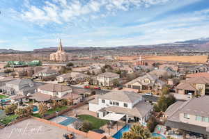 Bird's eye view featuring a residential view and a mountain view