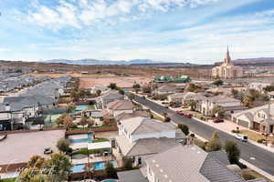 Bird's eye view featuring a residential view and a mountain view