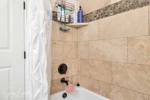 Room details featuring shower / tub combo