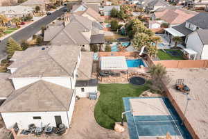 Birds eye view of property featuring a residential view