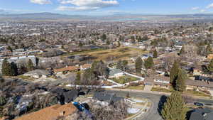 Bird's eye view featuring a mountain view and a residential view