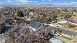 Bird's eye view featuring a residential view and a mountain view