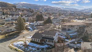 Bird's eye view featuring a residential view and a mountain view