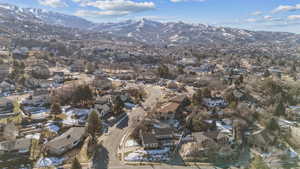 Bird's eye view featuring a residential view and a mountain view