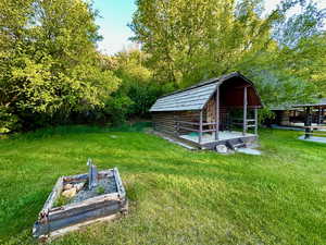 View of yard featuring an outdoor structure