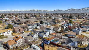 Bird's eye view featuring a residential view and a mountain view
