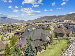 Bird's eye view with a residential view and a mountain view