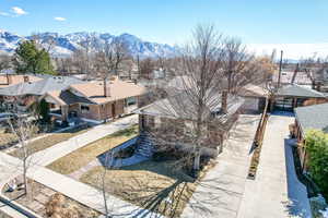 Bird's eye view featuring a residential view and a mountain view