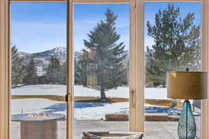 Entryway featuring a mountain view