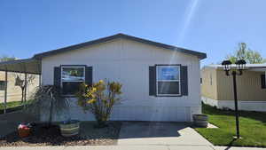 Front view of property featuring a yard