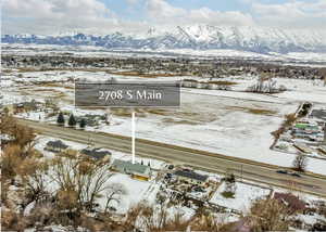 Snowy aerial view featuring a mountain view