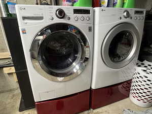 Washroom with independent washer and dryer