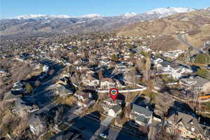 Bird's eye view featuring a mountain view and a residential view