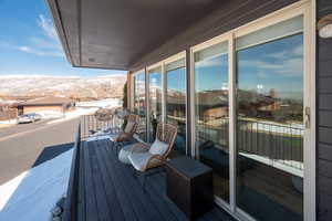 Balcony featuring a mountain view