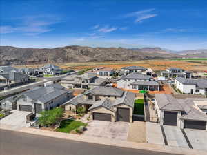 Bird's eye view featuring a residential view and a mountain view