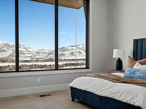 Bedroom with carpet, visible vents, a mountain view, and baseboards