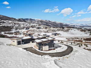 Snowy aerial view featuring a mountain view