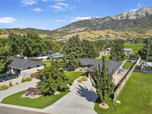 Birds eye view of property featuring a mountain view