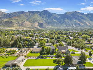 Bird's eye view featuring a residential view and a mountain view