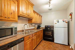 Kitchen featuring stainless steel appliances, visible vents, a sink, and a textured ceiling