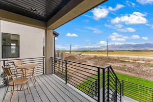 Balcony featuring a mountain view