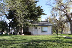 View of front facade with a front lawn