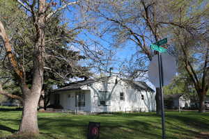 View of front facade featuring a front lawn