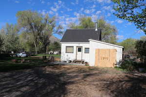 Garage featuring fence