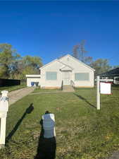 View of front facade with a front yard