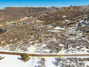 Snowy aerial view featuring a mountain view