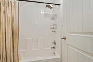 Full bath with shower / bathtub combination with curtain