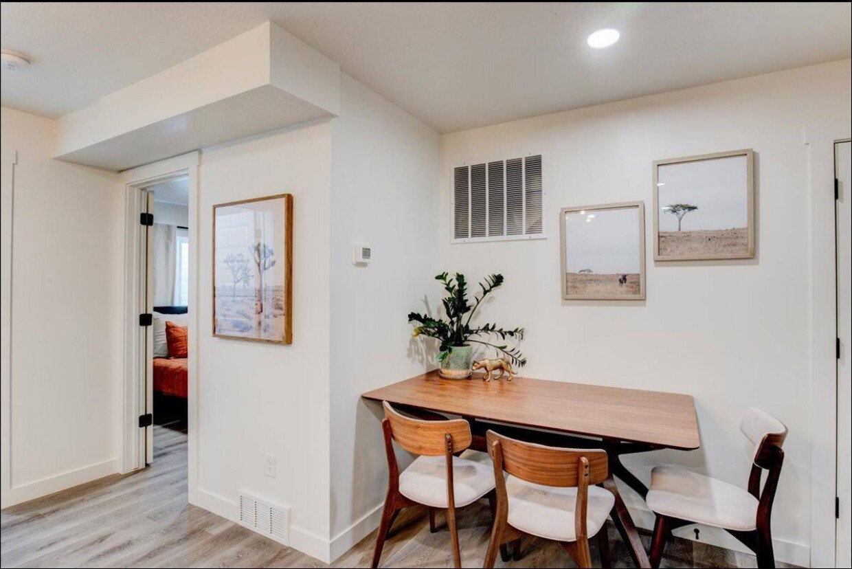 Dining space with recessed lighting, visible vents, light wood-style flooring, and baseboards