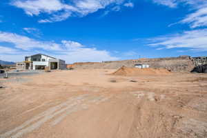 View of yard with driveway