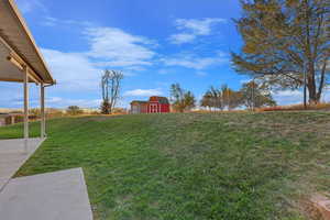 View of yard featuring an outdoor structure