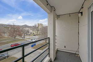 Balcony featuring a mountain view